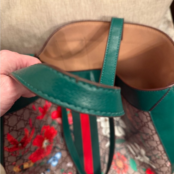 Gucci Flora Print Green Tote Bag used with wearing - Picture 4 of 8